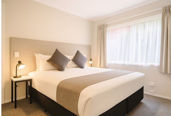 Bureau, chambres insonorisées, fer et planche à repasser, Wi-Fi gratuit