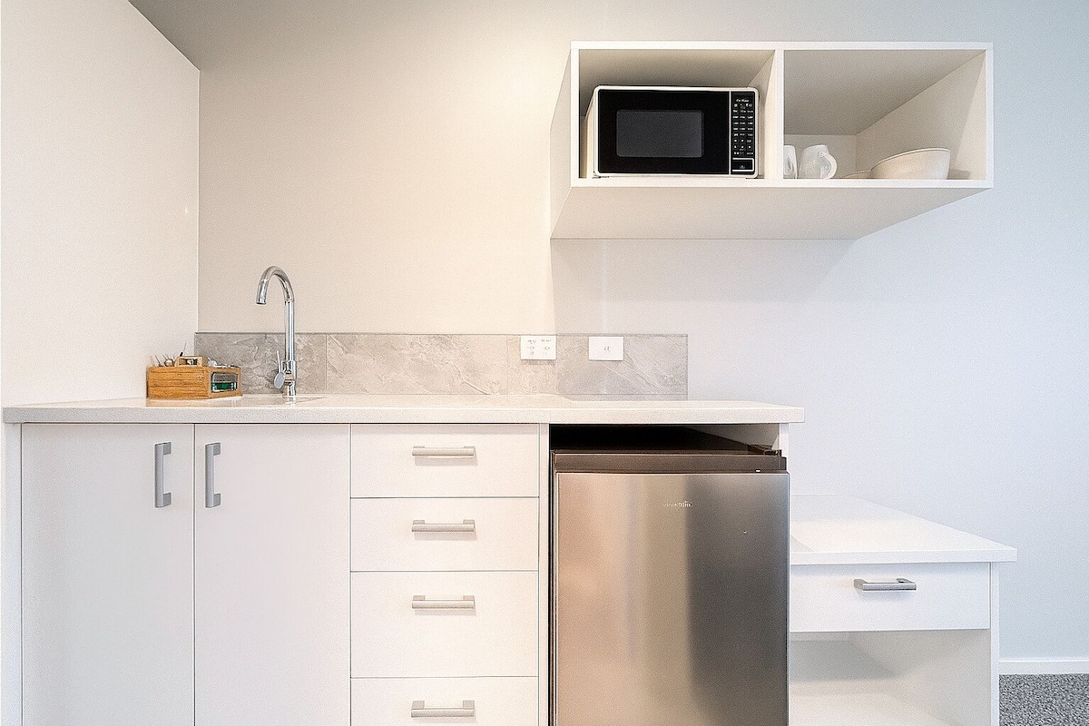 fridge, microwave, stovetop, coffee/tea maker