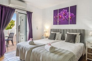 Bungalow superior, 2 habitaciones | Tabla de planchar con plancha, wifi gratis y ropa de cama