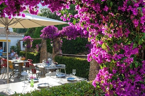 2 restaurants, breakfast, lunch, dinner served; international cuisine