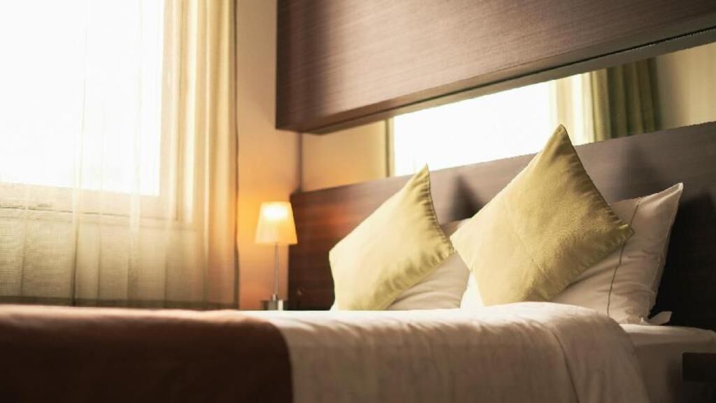 Bộ đồ giường cao cấp, nệm có lớp đệm bông, két bảo mật tại phòng 