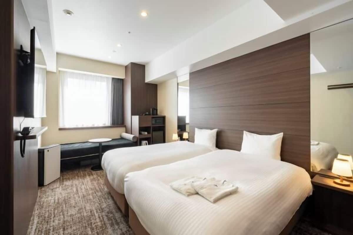 Seprai premium, bantalan ekstra lembut, brankas, dan tirai kedap cahaya