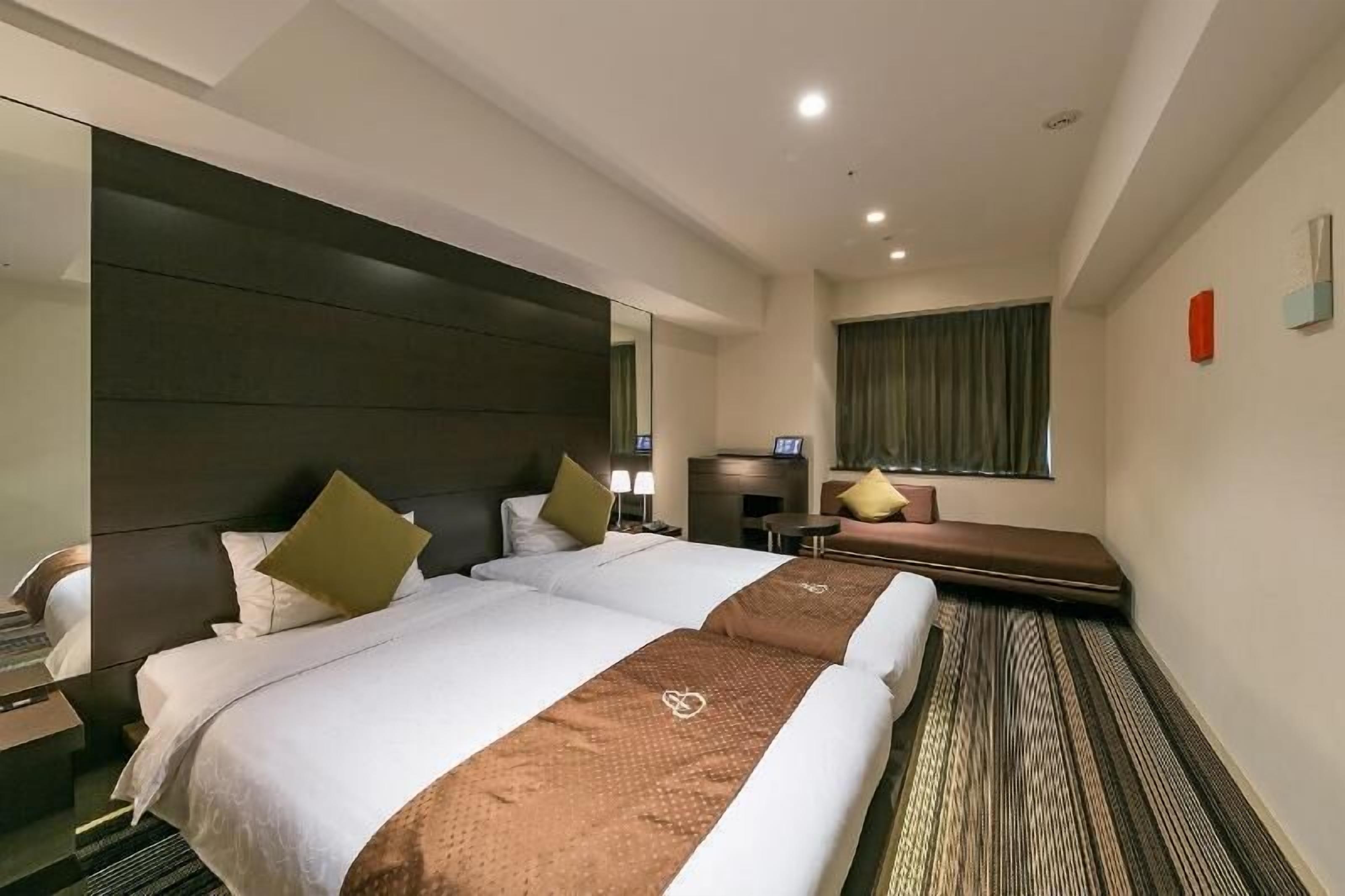 Bộ đồ giường cao cấp, nệm có lớp đệm bông, két bảo mật tại phòng 