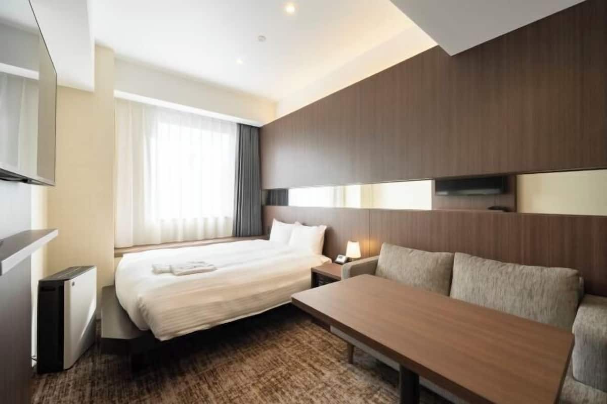 Seprai premium, bantalan ekstra lembut, brankas, dan tirai kedap cahaya