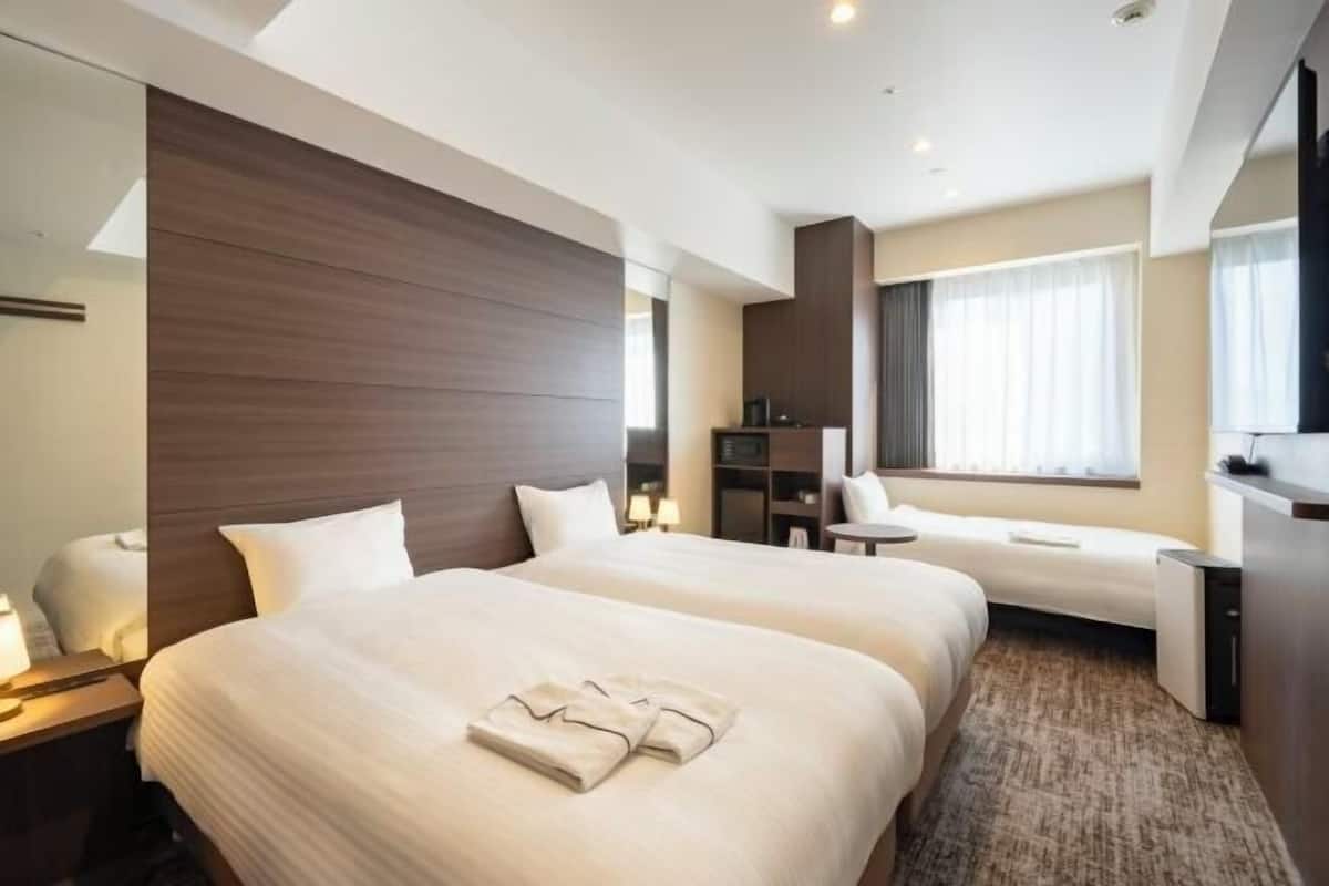 Seprai premium, bantalan ekstra lembut, brankas, dan tirai kedap cahaya