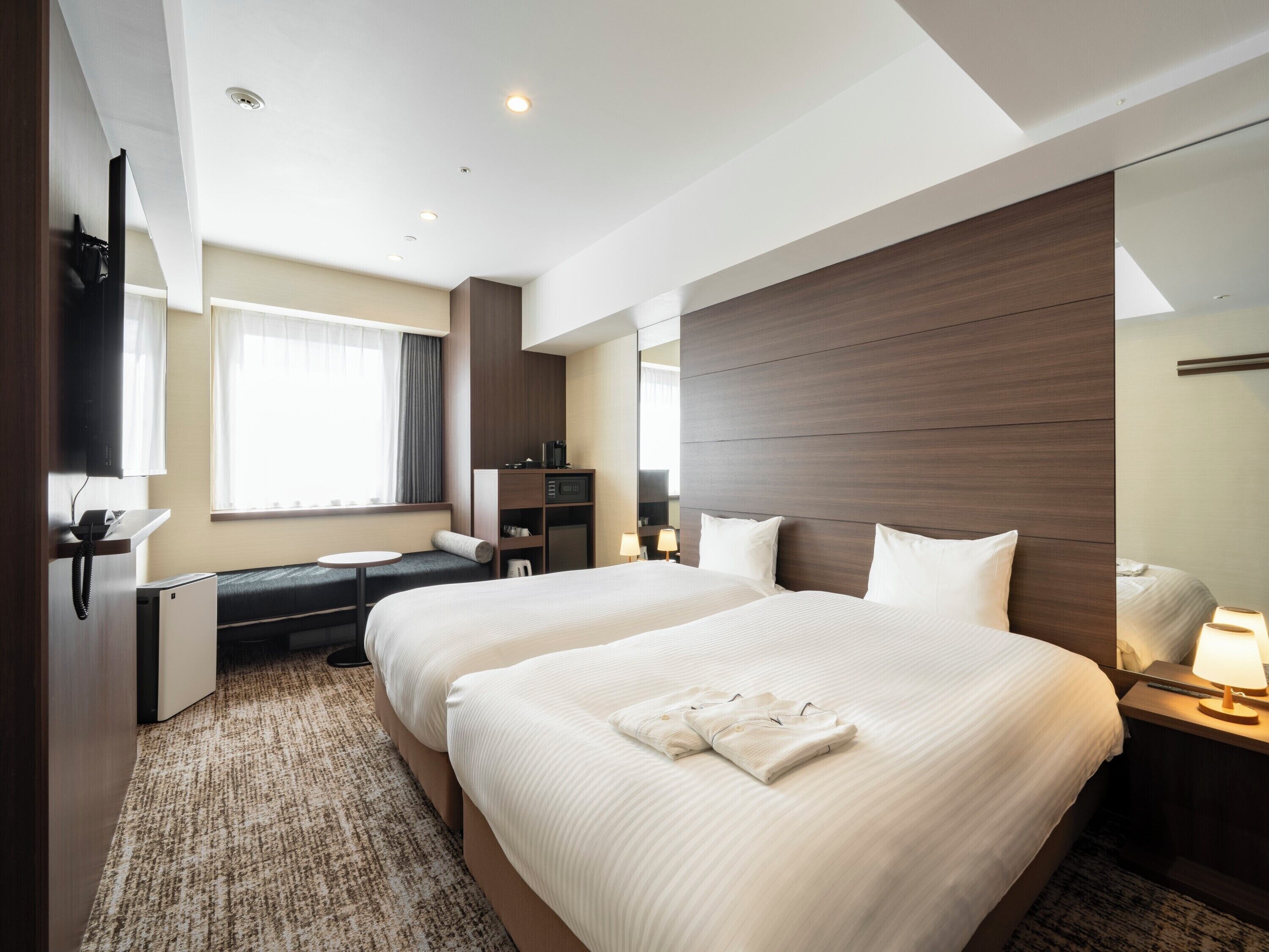 Executive Deluxe Corner Room, Hollywood Twin, Non Smoking (27sqm, 2 beds) | Premium bedding, pillow-top beds, in-room safe, blackout curtains
