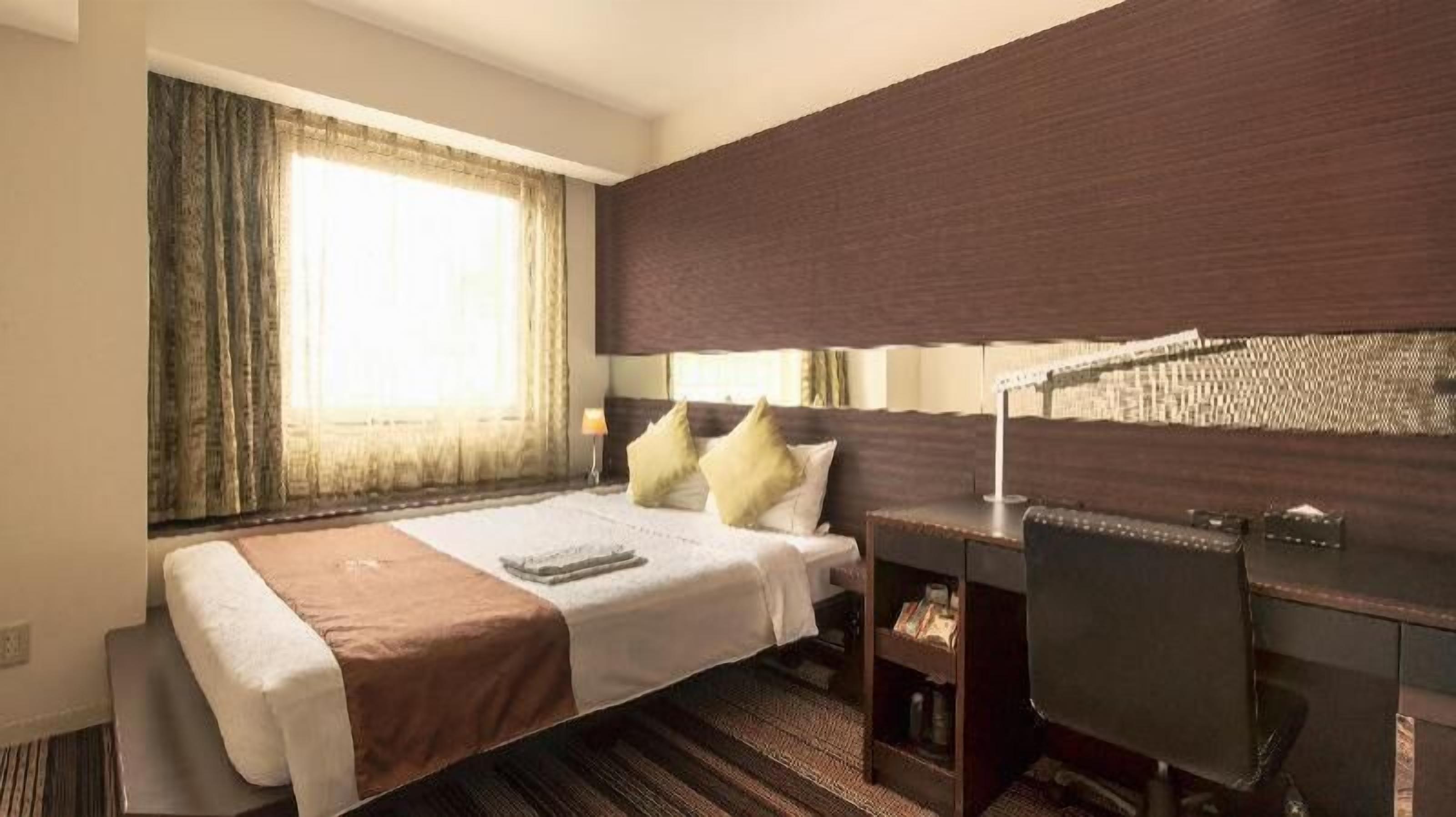 Bộ đồ giường cao cấp, nệm có lớp đệm bông, két bảo mật tại phòng 