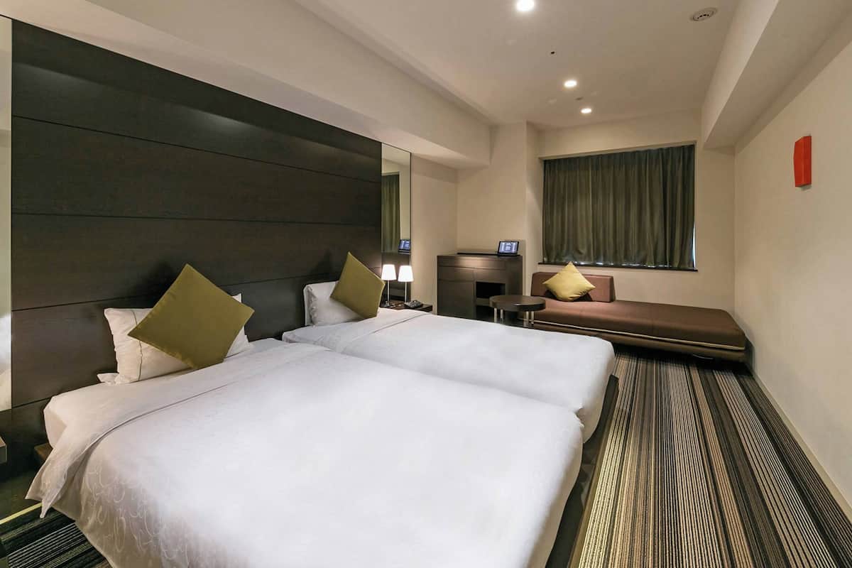 Executive Deluxe Corner Room, Hollywood Twin, Non Smoking (27sqm, 2 beds) | Premium bedding, pillow-top beds, in-room safe, blackout curtains