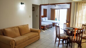 Family Room | 起居区 | 32-英寸电视（配备有线频道）