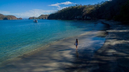 En la playa, masajes en la playa, windsurf y yoga en la playa