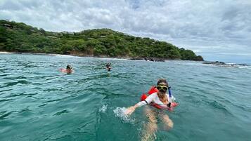 Plage, massages sur la plage, planche Ă voile, yoga sur la plage
