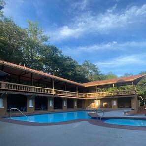 Außenpool, geöffnet von 08:00 Uhr bis 21:00 Uhr, Liegestühle