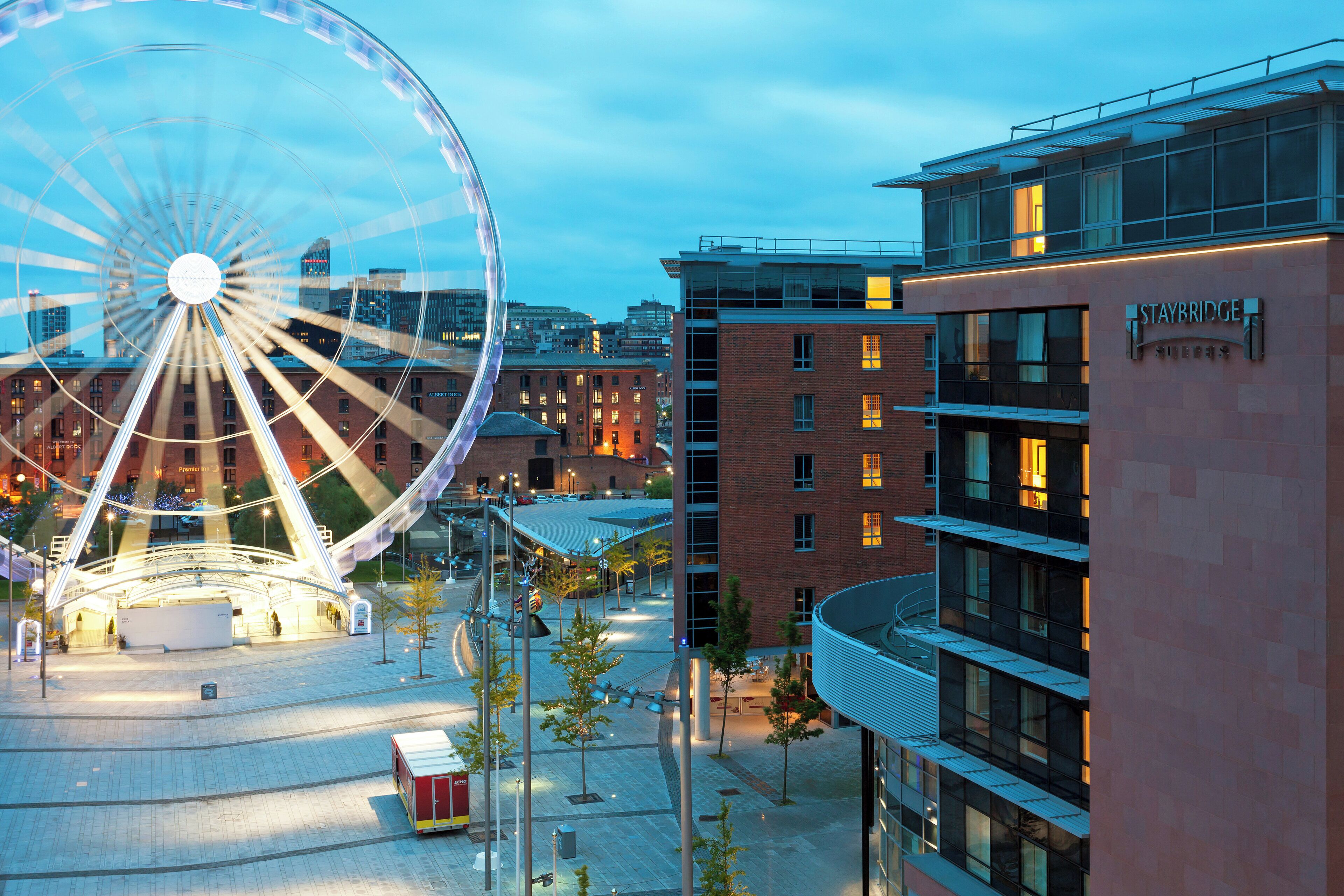 Un edificio moderno con un cartel que dice 'Staybridge Suites'.