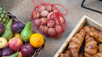 Diversa selección de frutas frescas y pasteles sobre una encimera.