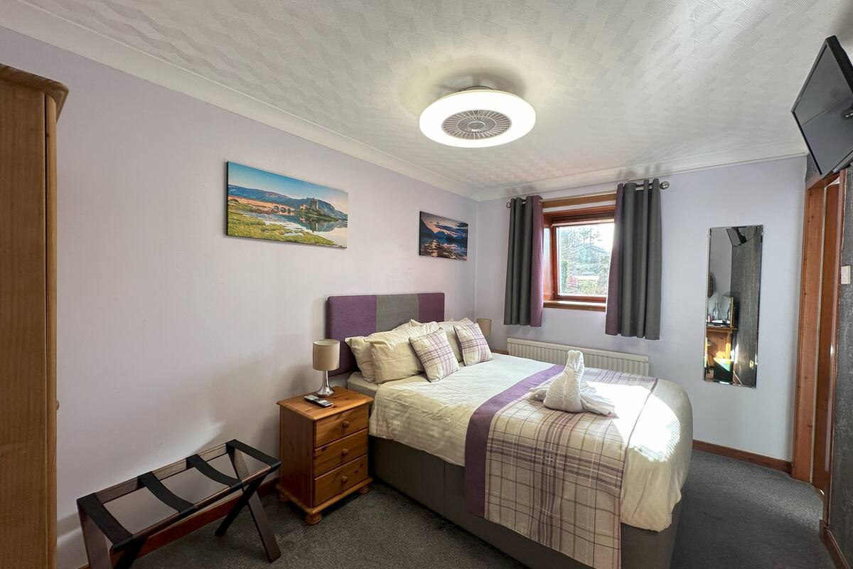 Single Room, Ensuite (Room 12 - Large. 1st Floor) | Hypo-allergenic bedding available, blackout drapes, bed sheets