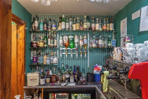 Bar (trong khuôn viên)