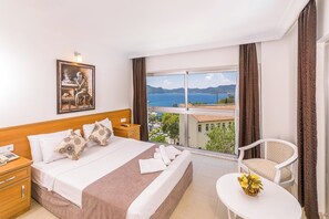 Suite junior, vista al mar | Minibar, wifi gratis y ropa de cama