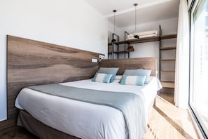 Quarto casal com design assinado | Cofres nos quartos, escrivaninha, quartos à prova de som