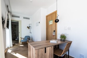 Quarto casal com design assinado | Cofres nos quartos, escrivaninha, quartos à prova de som