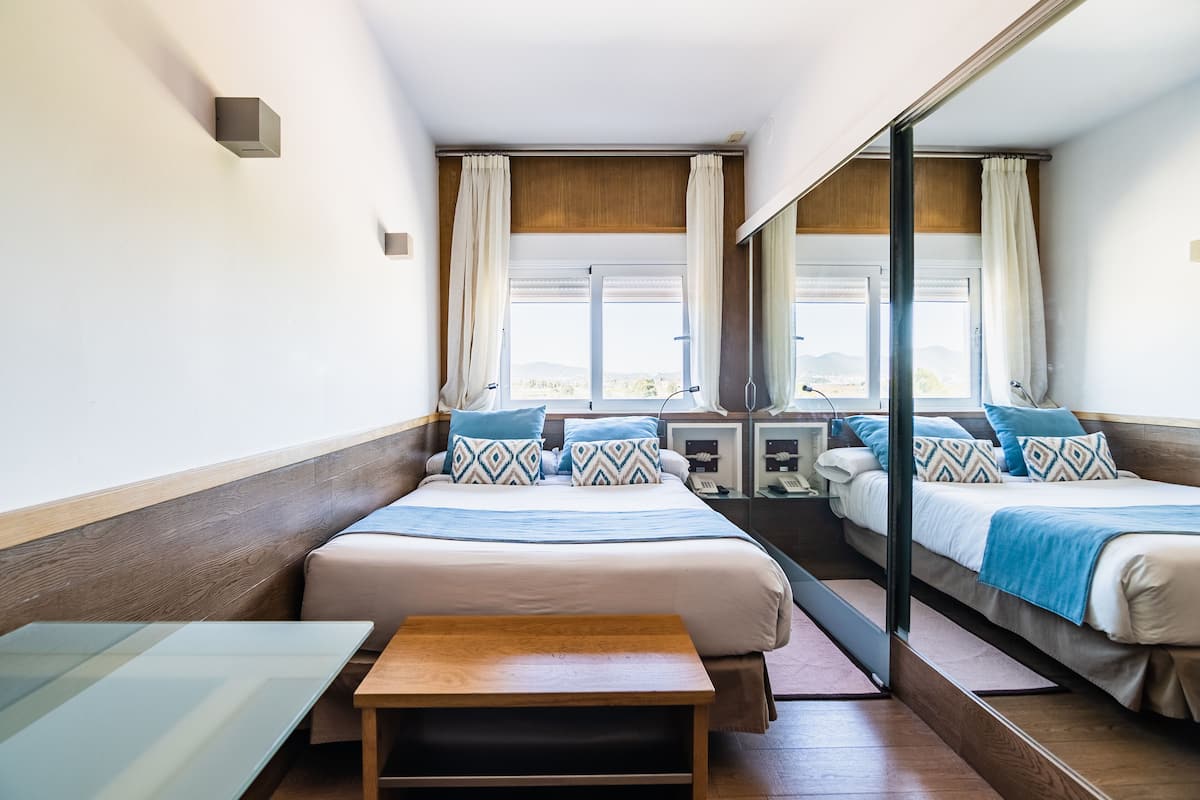 single room | in-room safe, desk, soundproofing, iron/ironing board