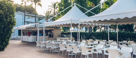 Bar i bassenget