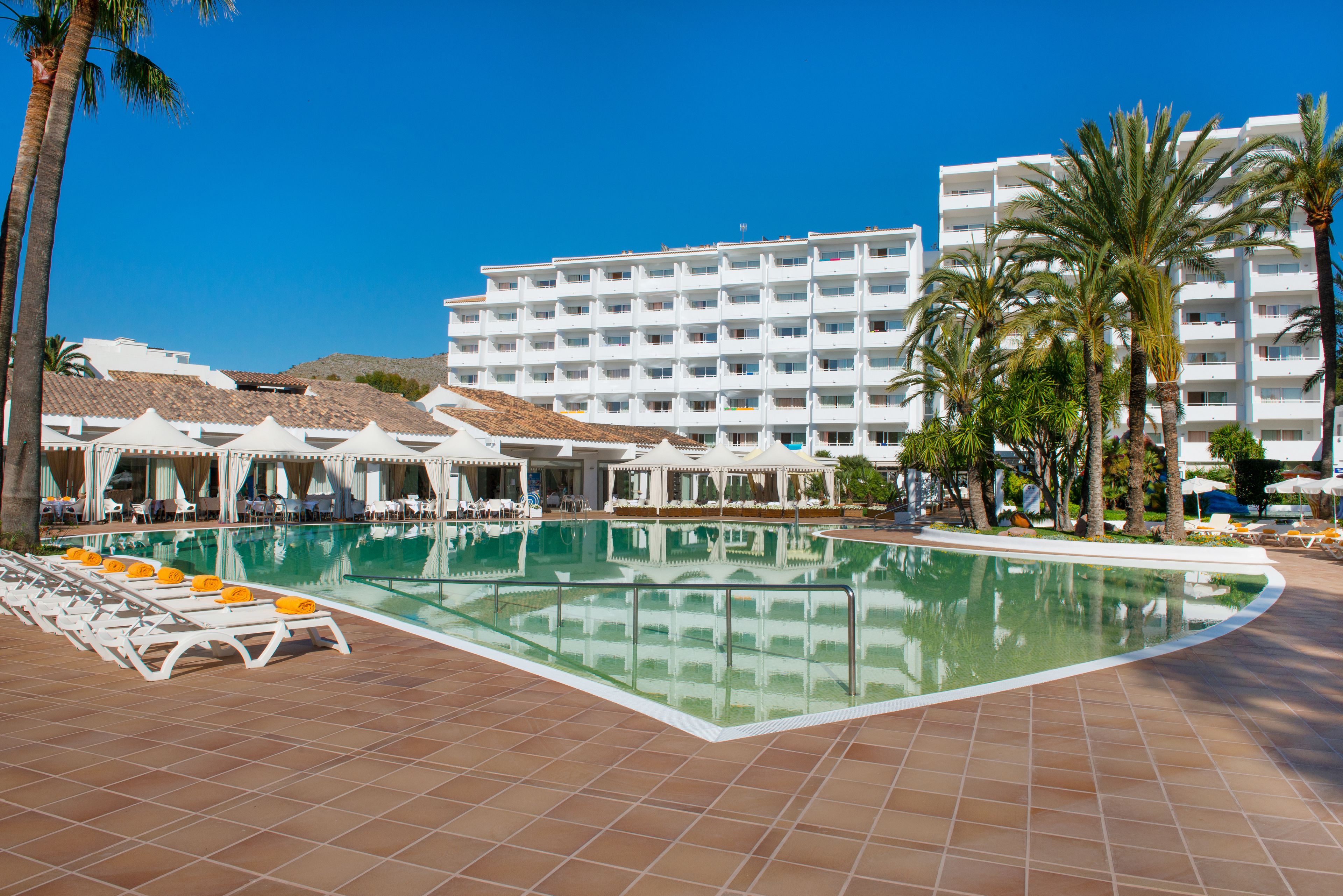 3 piscinas al aire libre, sombrillas, tumbonas