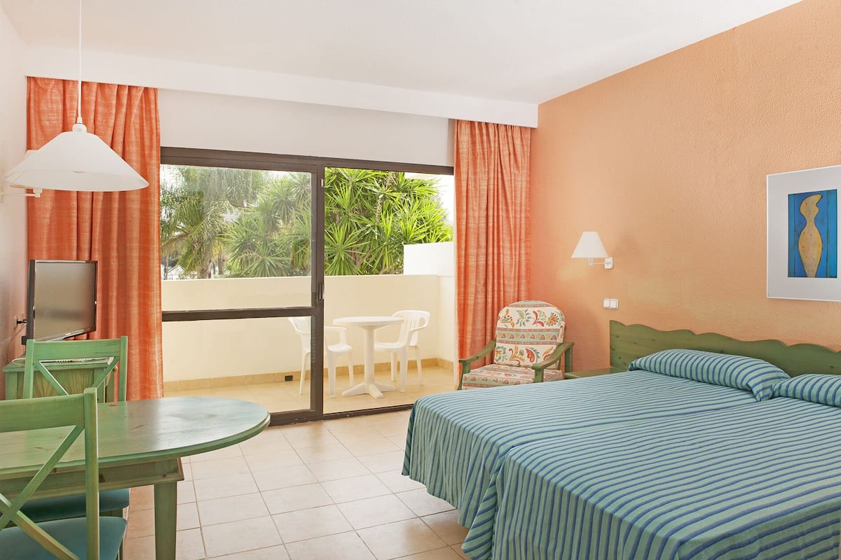 Studio, Balcony | 1 bedroom, minibar, in-room safe, individually decorated