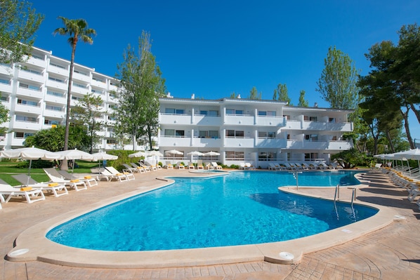 3 outdoor pools, pool umbrellas, sun loungers