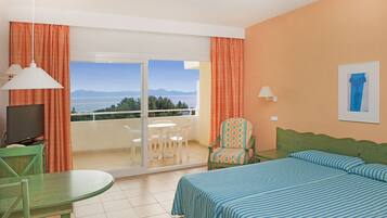 Studio, uitzicht op zee | Een minibar, een kluis op de kamer, individueel gedecoreerd