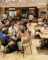 Cocina local, con vista a la piscina 