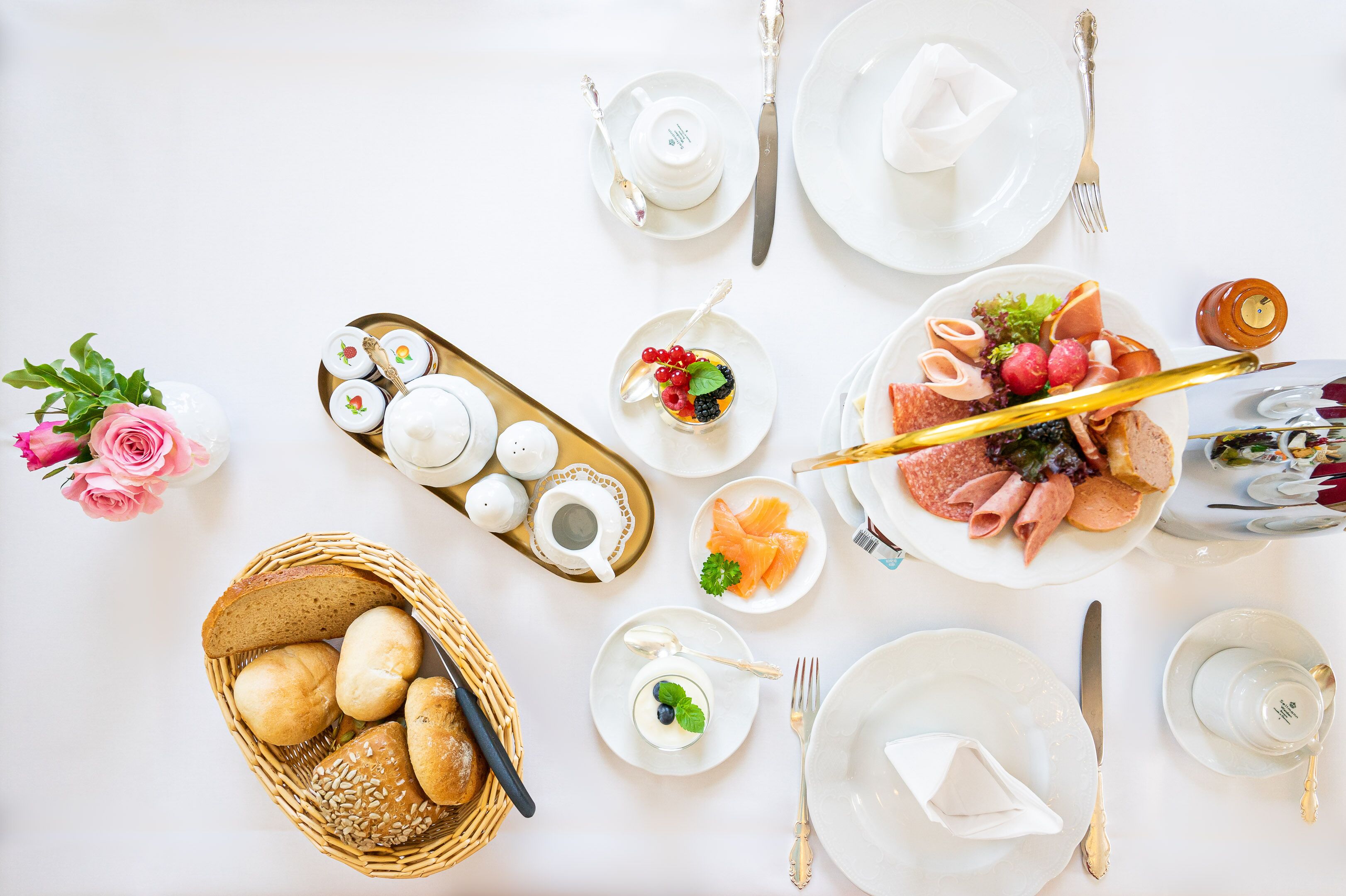 Daily continental breakfast (EUR 12.5 per person)