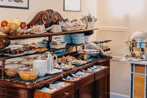 Free daily continental breakfast - Costantinopoli 104 (Naples)