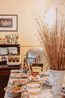 Un'attrezzatura per buffet con diversi cibi e una postazione buffet sullo sfondo.