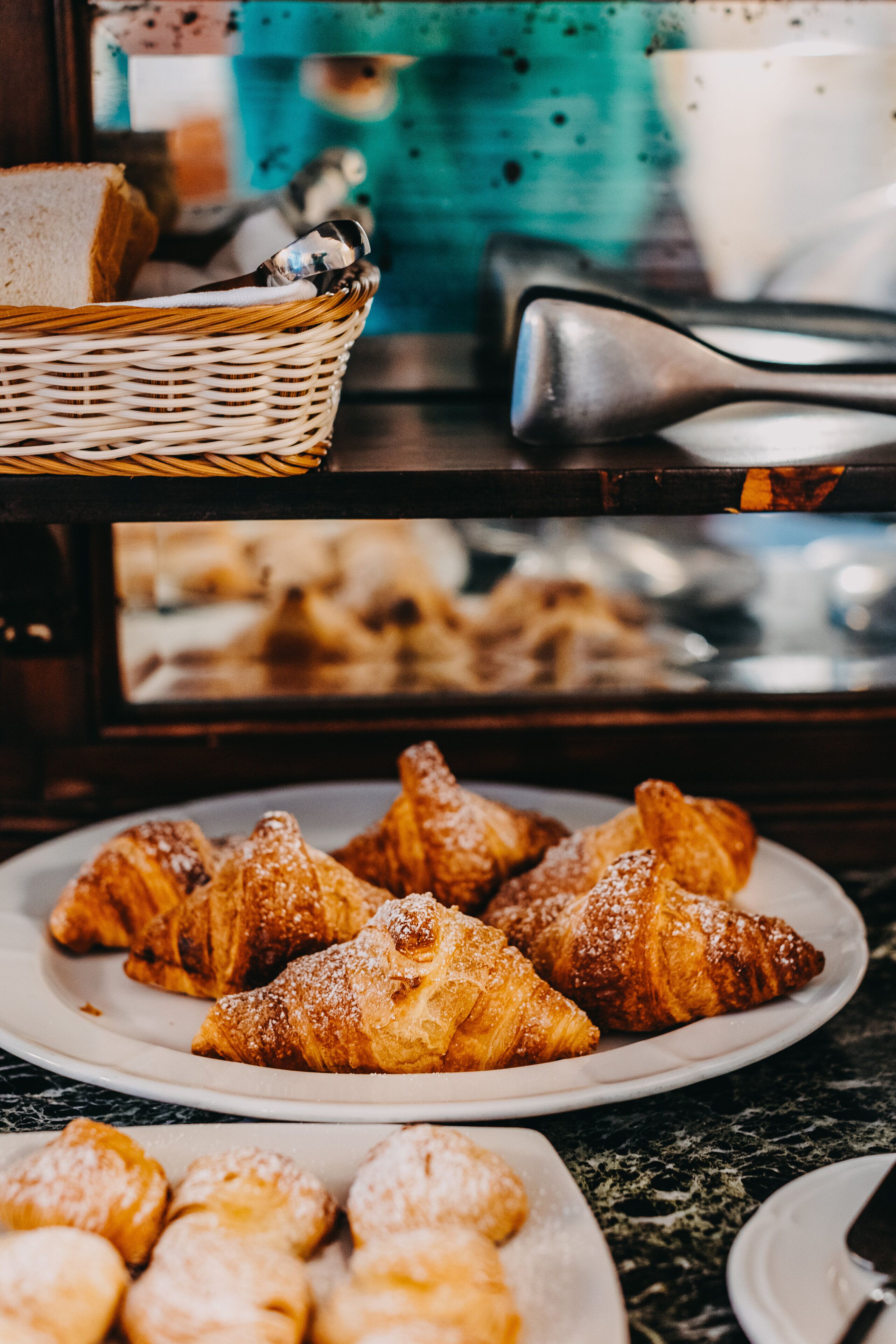 Ein Frühstücksbuffet mit Croissants und Brot.