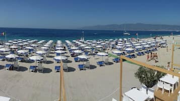 Plage privée, chaises longues, parasols