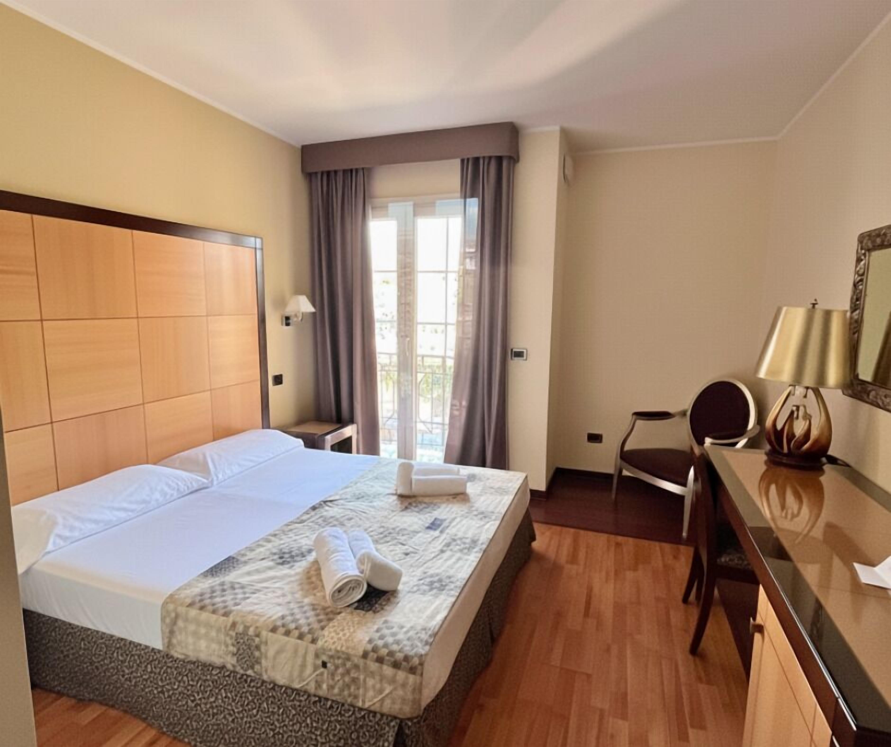 Egyptian cotton sheets, premium bedding, minibar, in-room safe