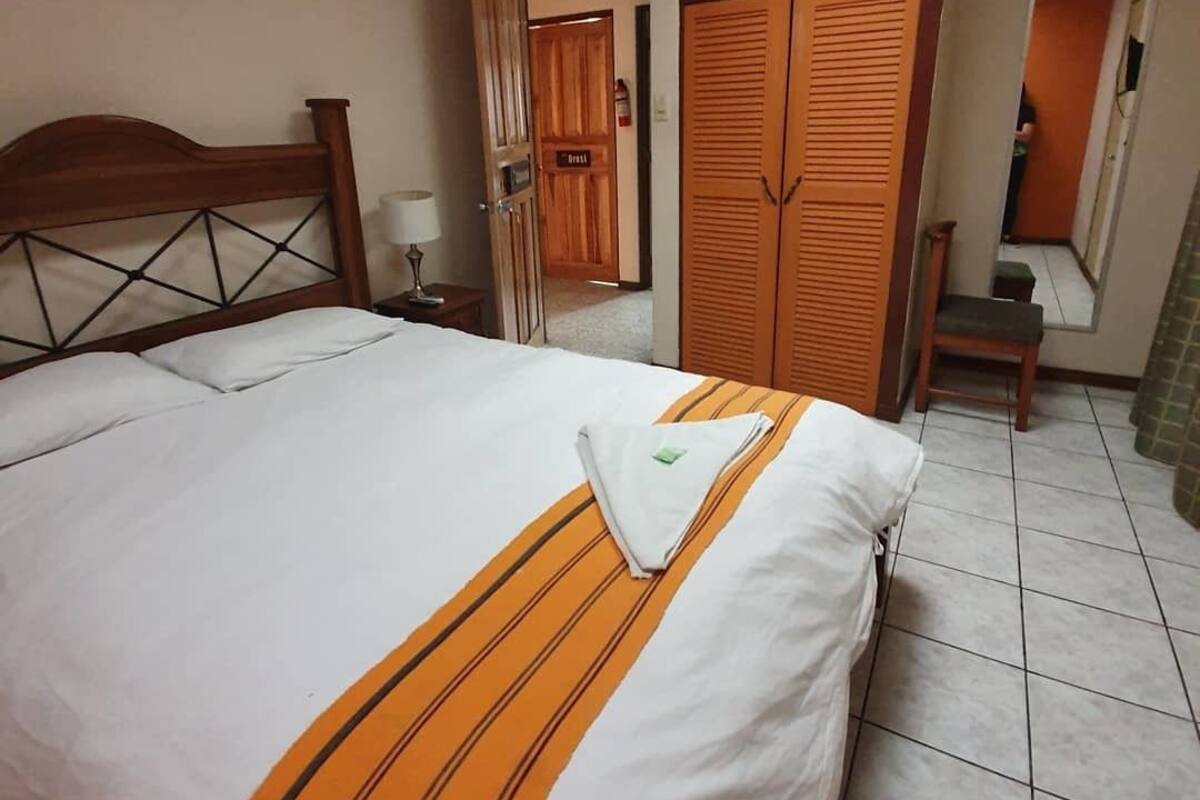 Chambre Double, 1 grand lit | Décoration personnalisée, ameublement personnalisé, Wi-Fi gratuit