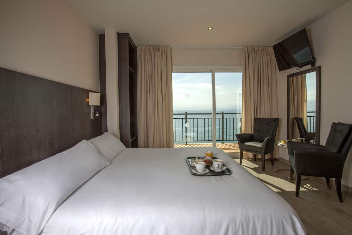 Standaard tweepersoonskamer, balkon, uitzicht op zee | 1 slaapkamer, een minibar, een kluis op de kamer, een bureau