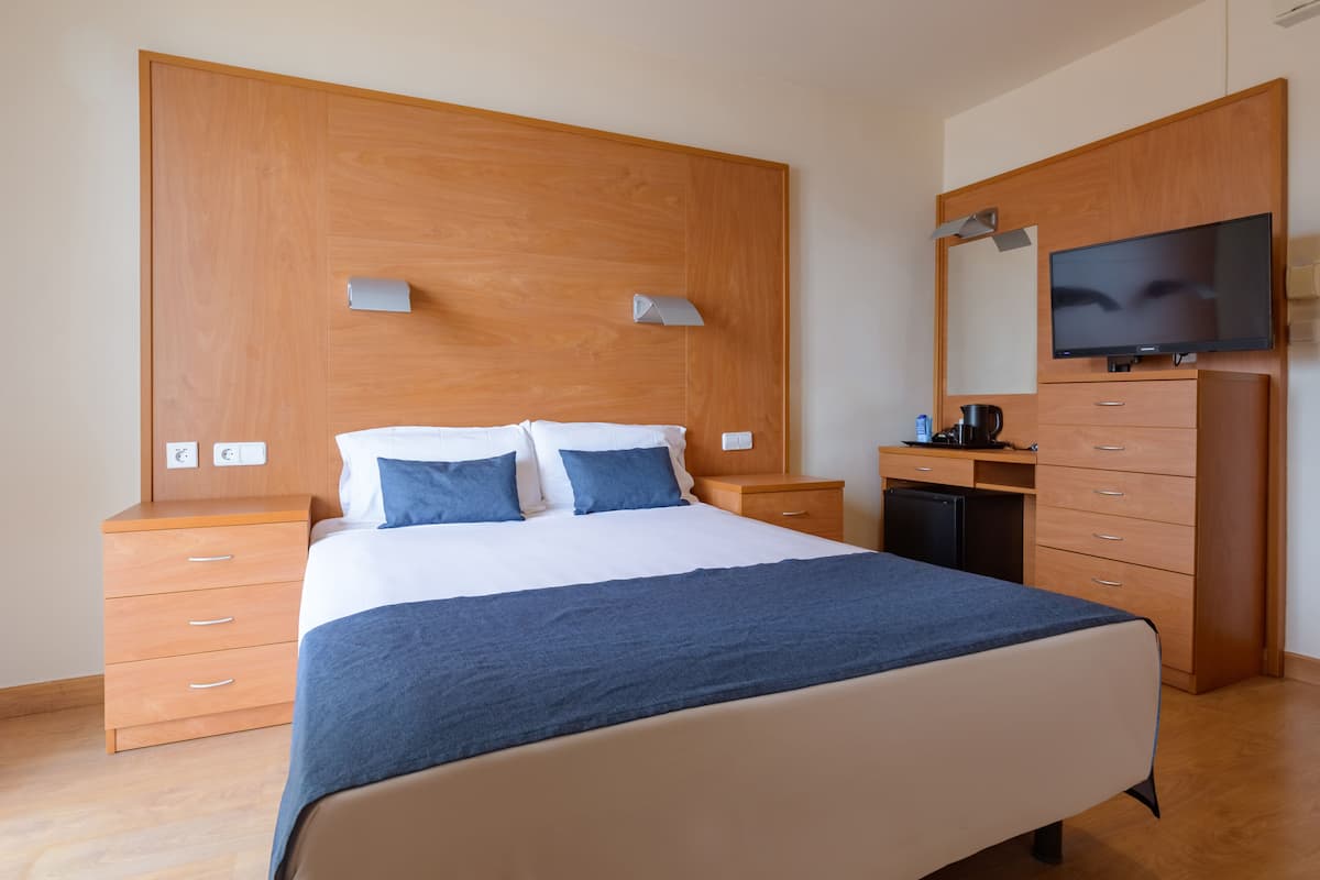 Minibar, safe på rommet, skrivebord og blendingsgardiner