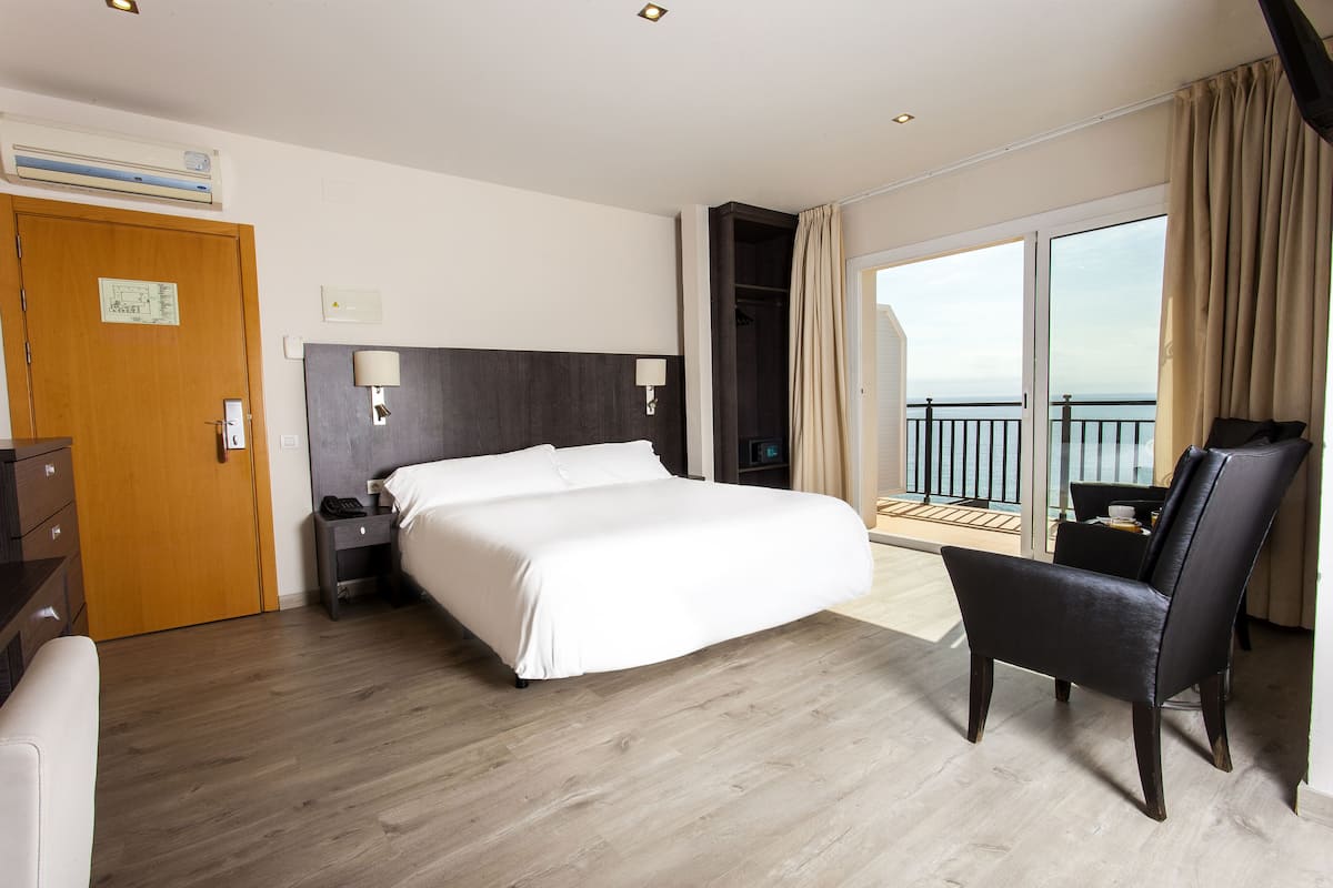 Superior tweepersoonskamer, balkon, uitzicht op zee | 1 slaapkamer, een minibar, een kluis op de kamer, een bureau
