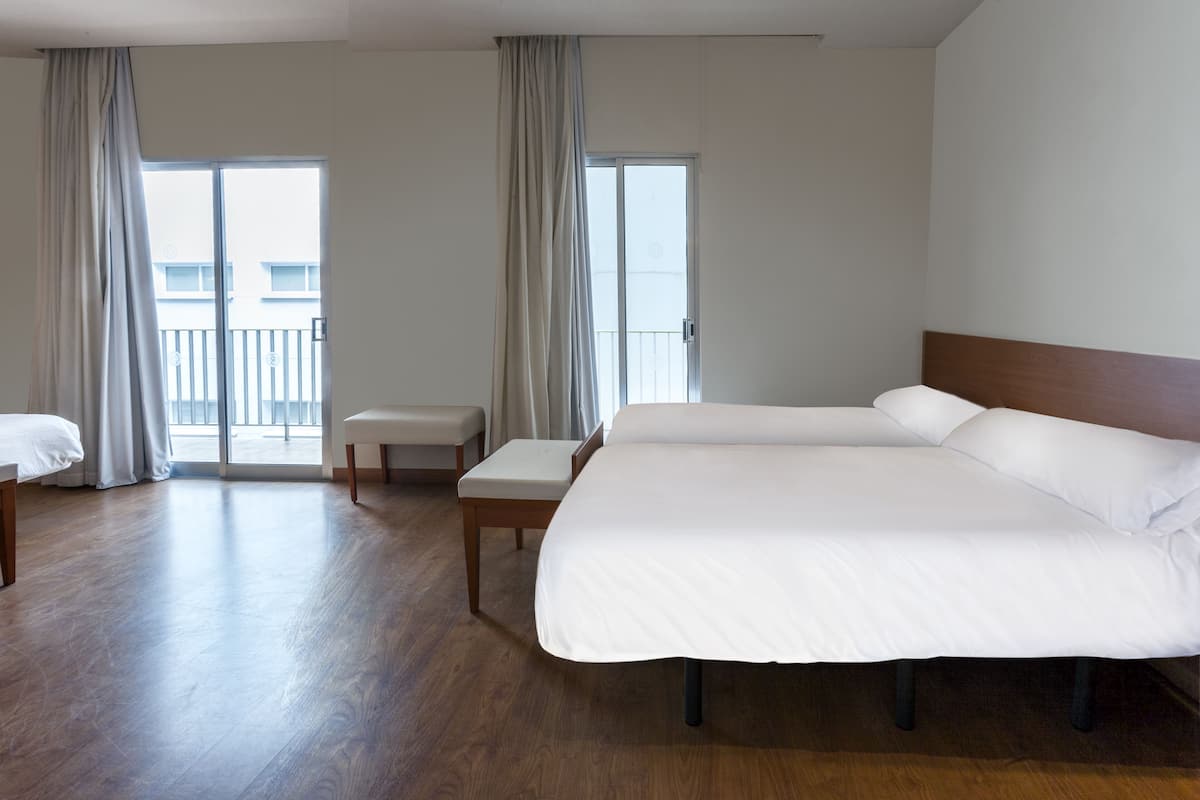 Vierpersoonskamer, balkon | 1 slaapkamer, een minibar, een kluis op de kamer, een bureau
