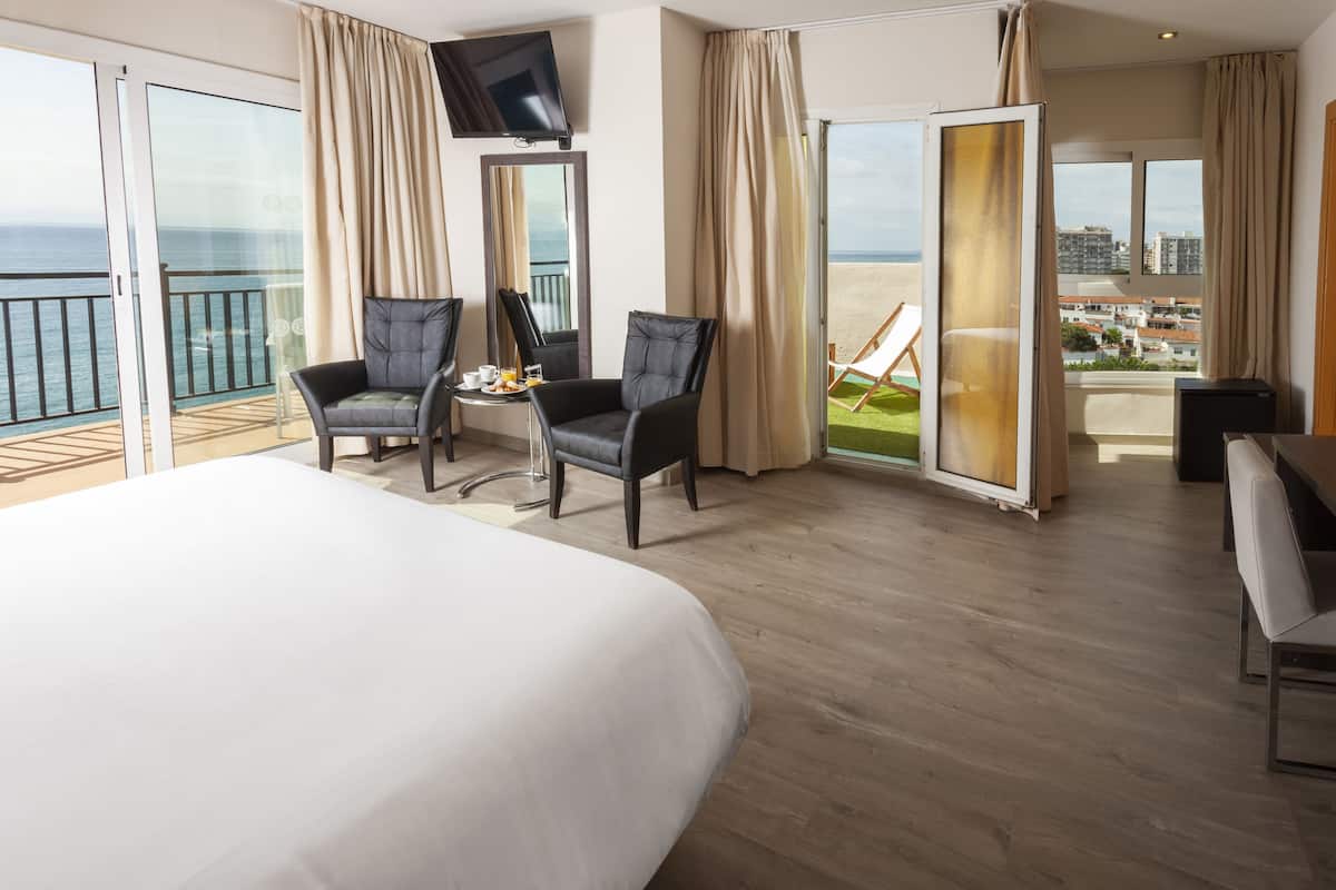 superior double room, balcony, sea view | 1 bedroom, minibar, in-room safe, desk