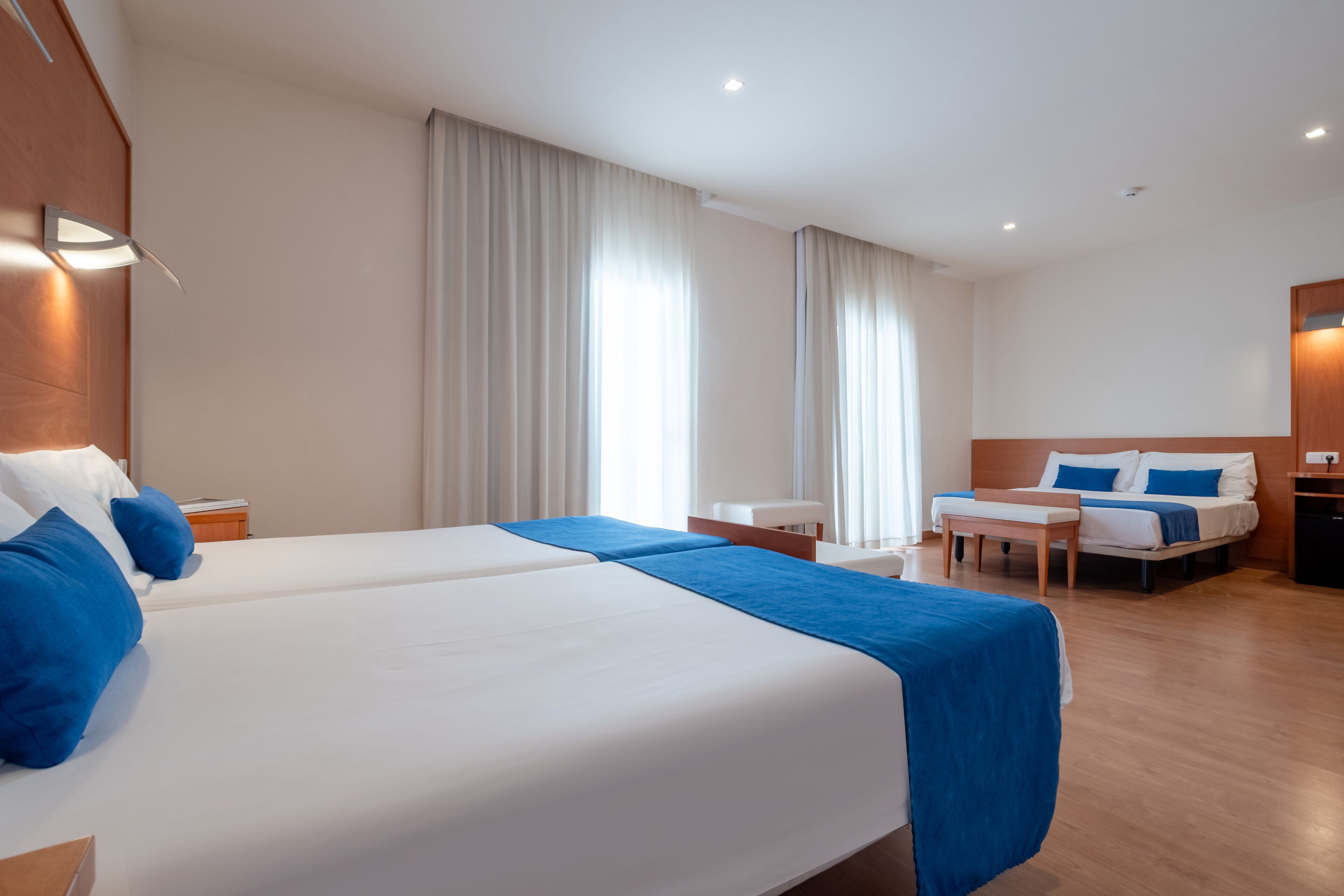 Camera quadrupla, balcone | Minibar, una cassaforte in camera, una scrivania, tende oscuranti