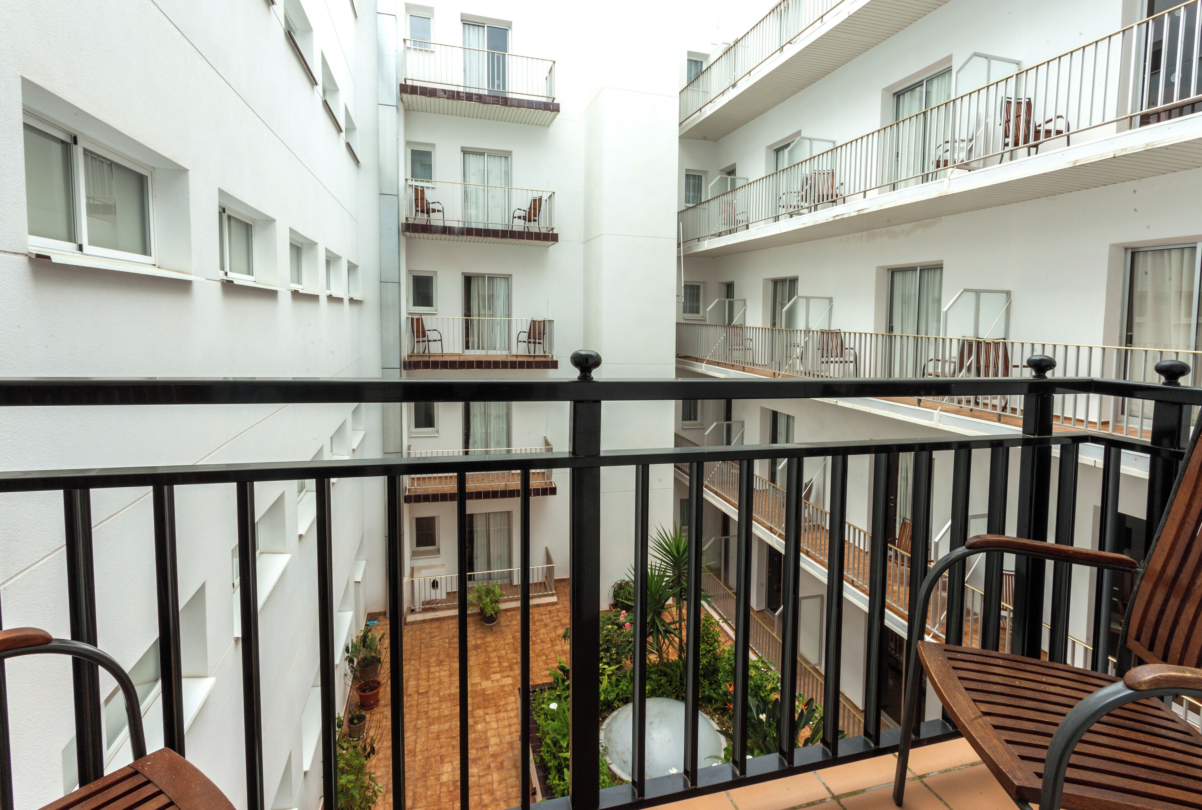 Minibar, Zimmersafe, Schreibtisch, Verdunkelungsvorhänge