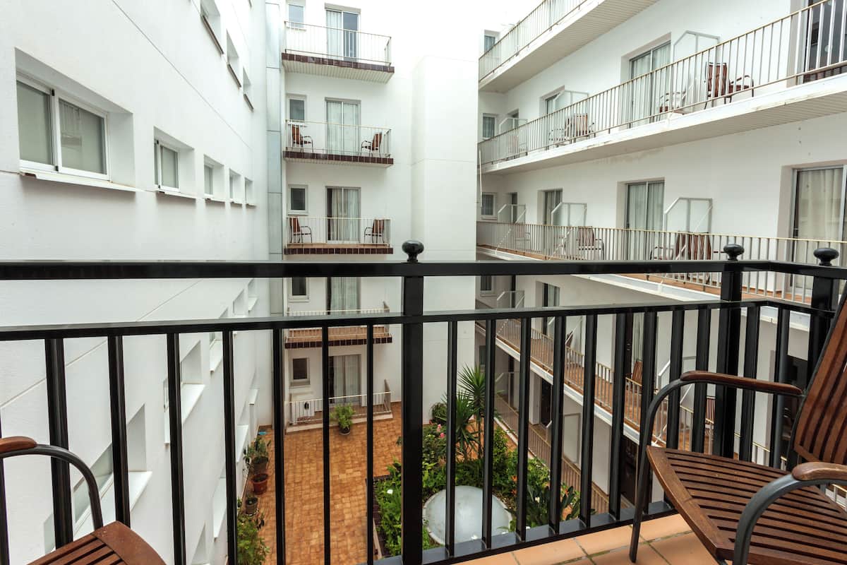 Minibar, Zimmersafe, Schreibtisch, Verdunkelungsvorhänge