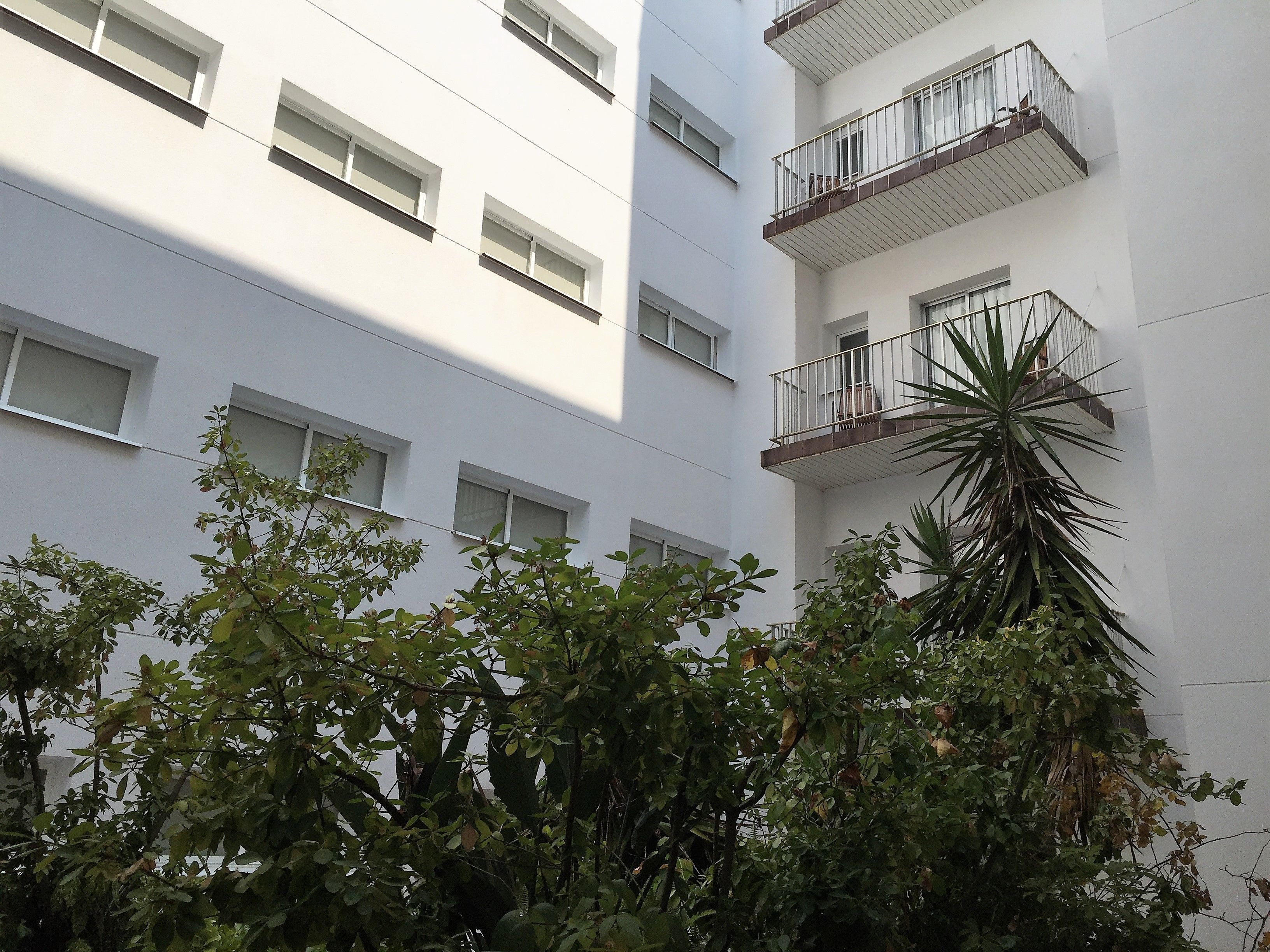 Un immeuble à plusieurs étages doté de balcons et de fenêtres.