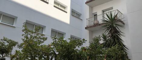 Un immeuble à plusieurs étages doté de balcons et de fenêtres.