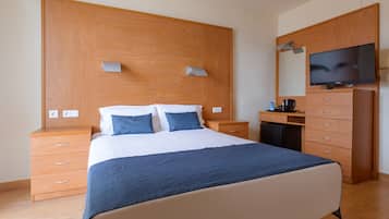 Een minibar, een kluis op de kamer, een bureau, verduisterende gordijnen