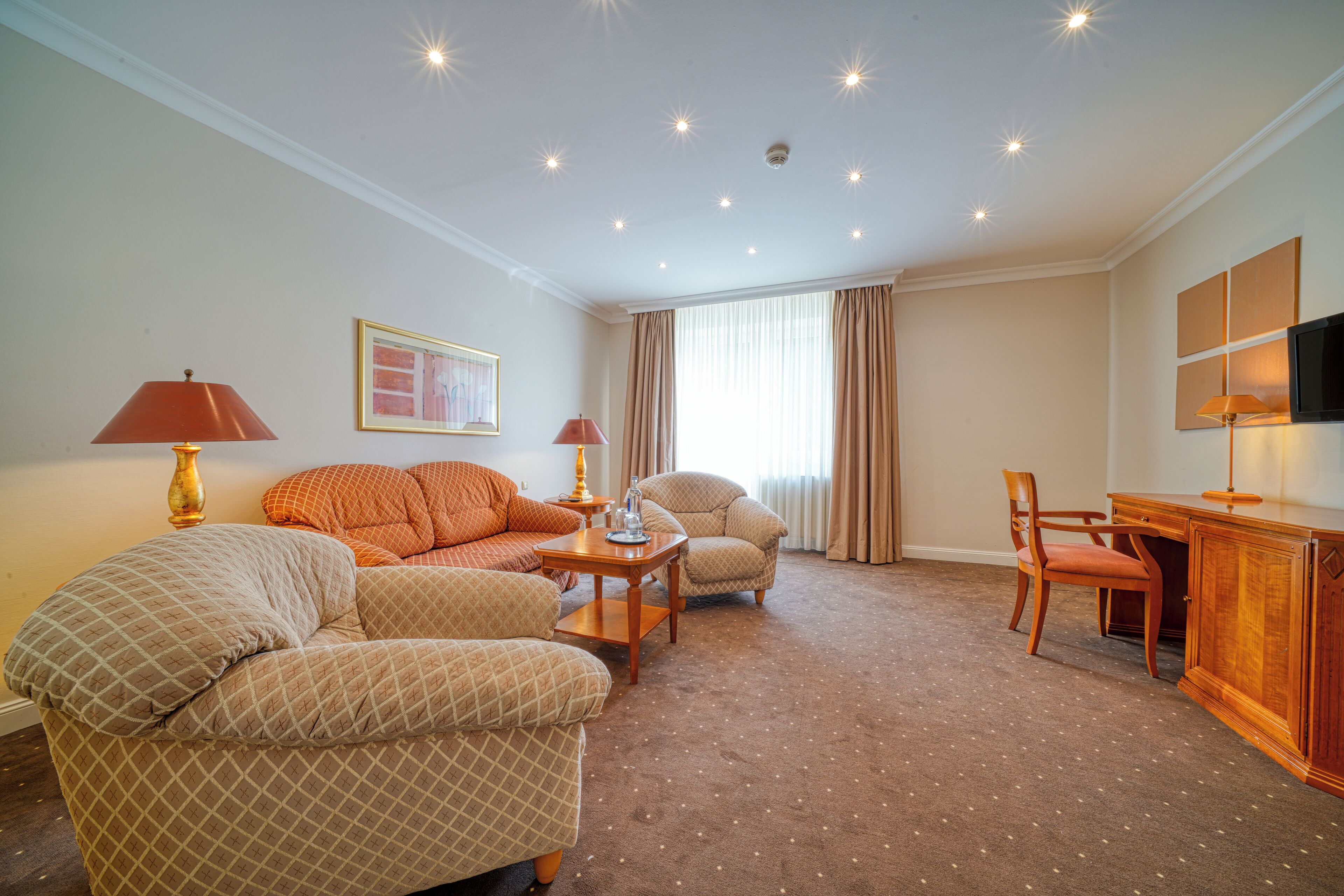 Klassieke suite | Een kluis op de kamer, een bureau, verduisterende gordijnen