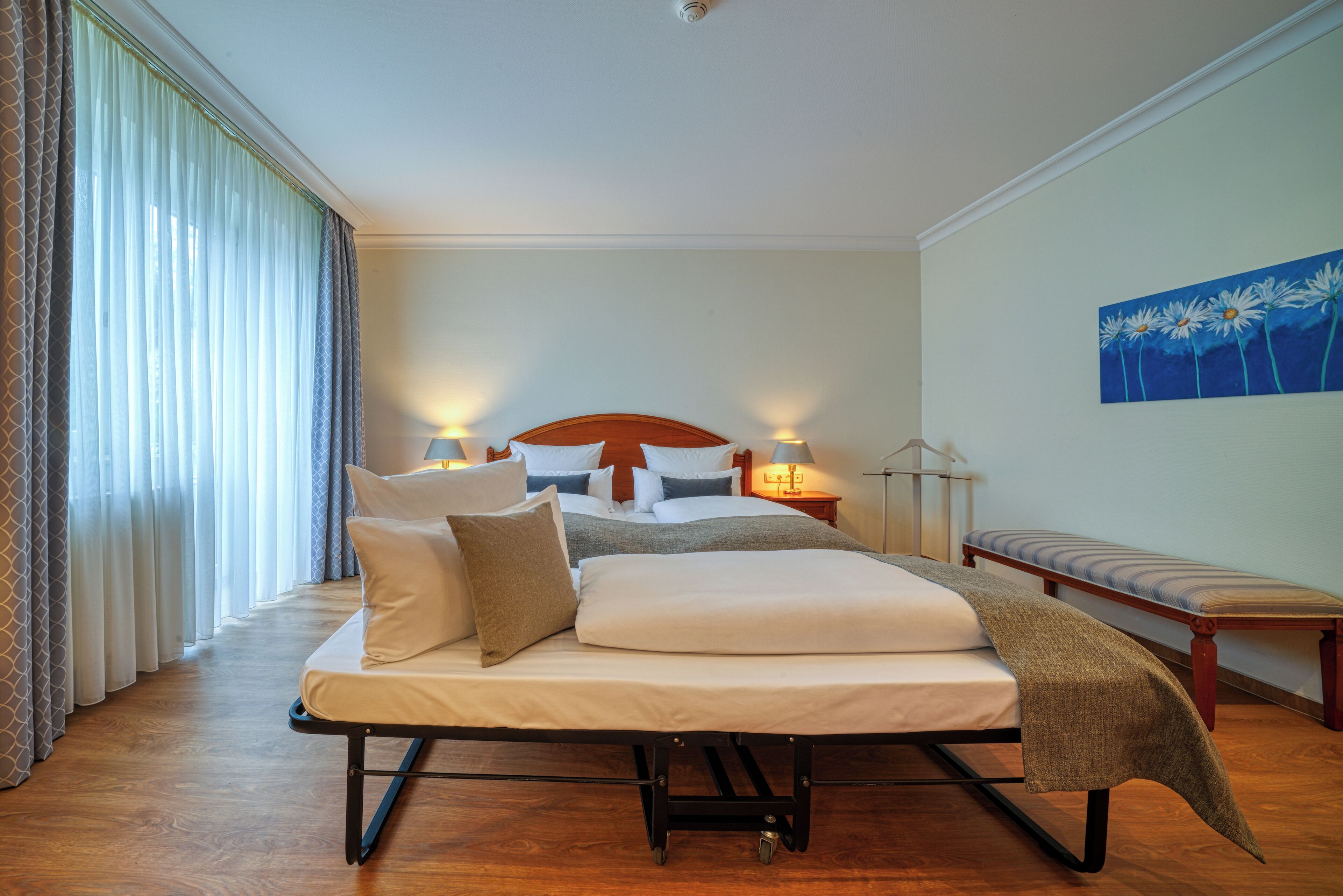 Comfort tweepersoonskamer | Een kluis op de kamer, een bureau, verduisterende gordijnen